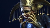 Seniman menuangkan beragam imajinasi mereka kepada model, seperti misalnya menampilkan karakter monster. (dok. REUTERS/Lisi Niesner)