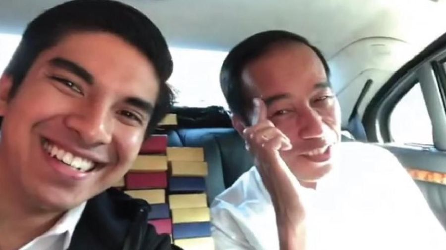 Menteri Pemuda dan Olahraga Malaysia Syed Saddiq Syed Abdul Rahman berbagi keseruannya dengan Presiden Joko Widodo (Jokowi)