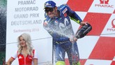 Valentino Rossi menyemprotkan sampanye di atas podium MotoGP Jerman. Rossi total sudah meraih lima finis podium di MotoGP 2018. (REUTERS/Fabrizio Bensch)