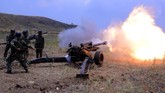 Prajurit Korps Marinir TNI AL yang tergabung dalam Satgas Rimpac 2018 menembakan meriam howitzer 105 mm di pusat latihan militer US Army, di Pohakuloa Training Area, Hawaii, Sabtu (14/7). Puncak latihan akan diakhiri dengan pendaratan amfibi di Pyramid Rock Beach pada 29 Juli 2018. (ANTARA FOTO/Serka Mar Kuwadi)