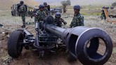 Prajurit Korps Marinir TNI AL yang tergabung dalam Satgas Rimpac 2018 menembakkan meriam howitzer 105 mm di pusat latihan militer US Army di Pohakuloa Training Area, Hawaii, Amerika Serikat, Sabtu (14/7). (ANTARA FOTO/Serka Mar Kuwadi)