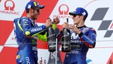 Valentino Rossi dan Maverick Vinales merayakan podium di MotoGP Jerman. Ini adalah kali pertama dua pebalap Movistar Yamaha naik podium sejak MotoGP Australia musim lalu. (REUTERS/Fabrizio Bensch)