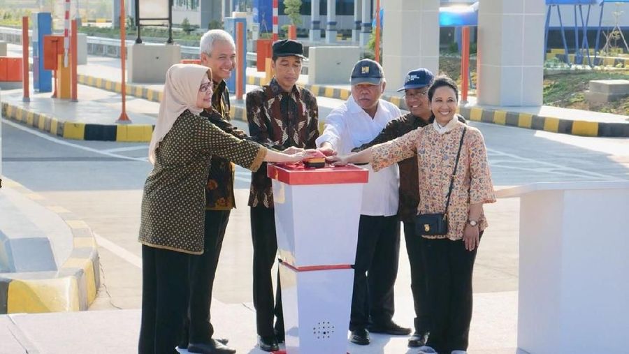 Jokowi menyatakan bahwa Jalan Tol Trans Jawa secara bertahap akan tersambung dari Merak hingga Banyuwangi.