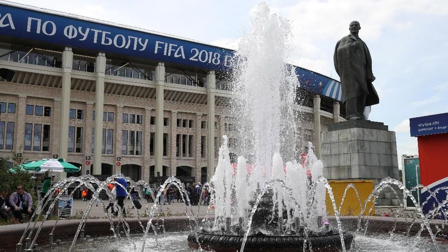 Dahulunya, stadion ini dibangun dengan muatan politik oleh rezim Uni Soviet yang ingin menumbuhkan nasionalisme melalui prestasi di bidang olahraga.
