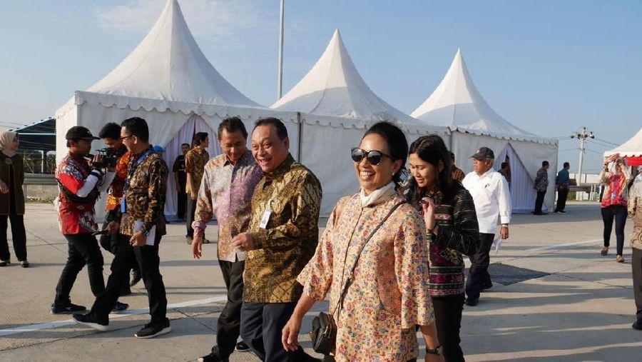 Jokowi menyatakan bahwa Jalan Tol Trans Jawa secara bertahap akan tersambung dari Merak hingga Banyuwangi.