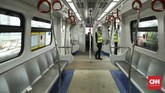 Satu gerbong kereta LRT dapat menampung sebanyak 130 penumpang. (CNN Indonesia/ Hesti Rika)