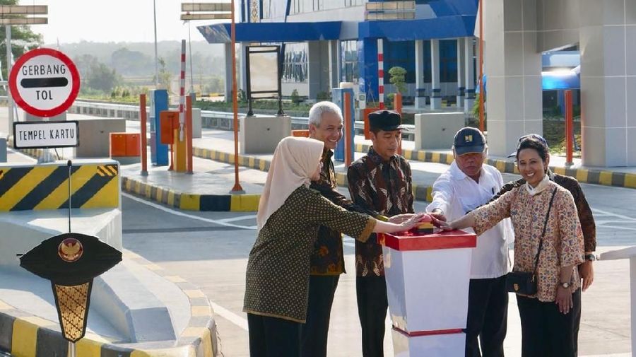 Jokowi menyatakan bahwa Jalan Tol Trans Jawa secara bertahap akan tersambung dari Merak hingga Banyuwangi.