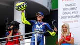 Valentino Rossi merayakan podium kedua di MotoGP Jerman. Rossi berhasil meraih finis terbaiknya di MotoGP 2018. (REUTERS/Fabrizio Bensch)