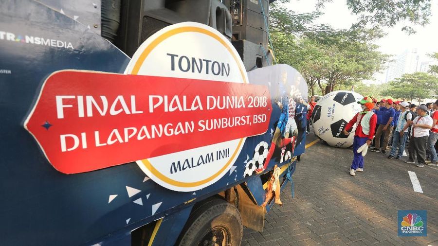 Lapangan Sunburst BSD City dipadati oleh warga yang sudah tak sabar ingin menonton bareng final Piala Dunia 2018 