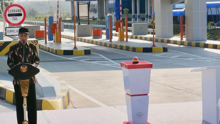 Jokowi menyatakan bahwa Jalan Tol Trans Jawa secara bertahap akan tersambung dari Merak hingga Banyuwangi.
