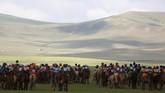 Sebanyak 338 joki cilik menjadi peserta dalam Festival Naadam akhir pekan kemarin. Dalam festival tahunan ini, pacuan kuda dengan joki cilik menjadi atraksi utamanya. (REUTERS/B. Rentsendorj)