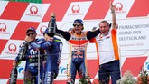 Ketika Valentino Rossi merayakan podium bersama Maverick Vinales, Marc Marquez merayakan kemenangan bersama ofisial Repsol Honda. Marquez kini unggul 46 poin atas Rossi memasuki paruh musim MotoGP 2018. (REUTERS/Fabrizio Bensch)