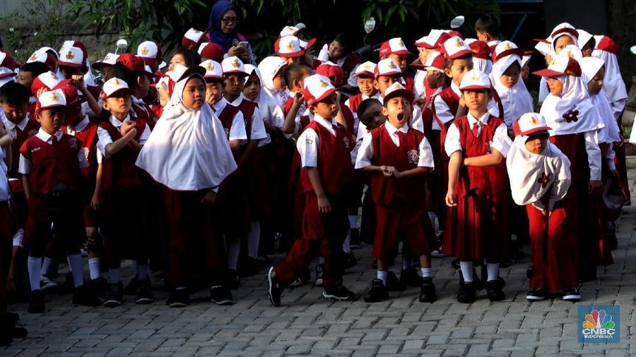 Suasana pelajar mengikuti upacara hari pertama masuk sekolah di SD Negeri 15 & 16 Klender, Jakarta Timur, Senin (16/7). Memasuki hari pertama sekolah, siswa dan siswi diberi pengenalan sekitar lingkungan sekolah. Mengacu pada peraturan pemerintah Sekolah diwajibkan melaksanakan Masa Pengenalan Lingkungan Sekolah (MPLS) sebagai pengganti Masa Orientasi Sekolah (MOS). Tujuan utama MPLS adalah membangun suasana ramah, aman, nyaman dan menyenangkan bagi calon siswa baru. Selain itu Menteri Pendidikan dan Kebudayaan atau Mendikbud, Muhadjir Effendy menyarankan wali murid atau orangtua siswa untuk mengantar putra-putrinya ke sekolah di hari pertama masuk sekolah. (վ/Muhammad Sabki)