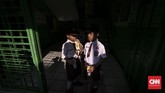 Seluruh siswa baru mendapat jatah susu dan kacang hijau usai mengikuti upacara pada pertama sekolah di SDN Kampung Melayu 01/02, Jatinegara, Jakarta Timur. (CNNIndonesia/Adhi Wicaksono).