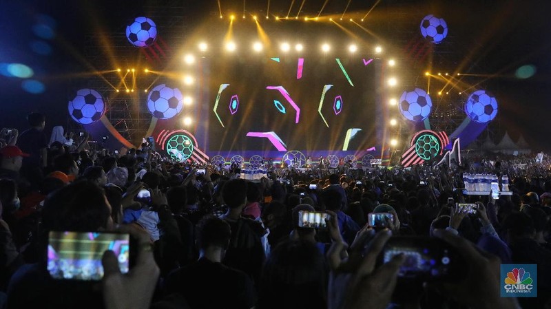 Selain Slank, Bunga Citra Lestari dan penyanyi dan grup band papan atas seperti Isyana Sarasvati, Coklat dan JFlow turut memeriahkan acara ini.