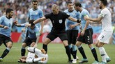 Di laga perempat final, bek tengah Uruguay, Diego Godin, berbenturan dengan penyerang Prancis Kylian Mbappe, sementara wasit Nestor Pitana coba memisahkan keduanya. (REUTERS/Damir Sagolj)