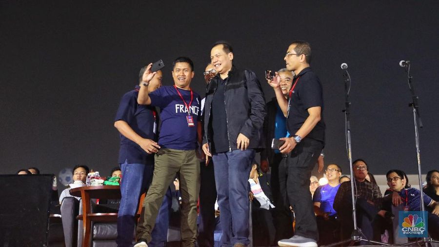 Selain Slank, Bunga Citra Lestari dan penyanyi dan grup band papan atas seperti Isyana Sarasvati, Coklat dan JFlow turut memeriahkan acara ini.