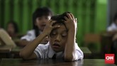 Ekspresi siswa-siswi saat berada di dalam kelas pada hari pertama sekolah di SDN Kampung Melayu 01/02, Jatinegara, Jakarta Timur. (CNNIndonesia/Adhi Wicaksono).