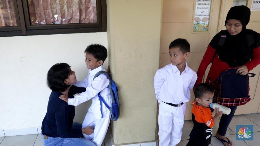 Suasana pelajar mengikuti upacara hari pertama masuk sekolah di SD Negeri 15 & 16 Klender, Jakarta Timur, Senin (16/7). Memasuki hari pertama sekolah, siswa dan siswi diberi pengenalan sekitar lingkungan sekolah. Mengacu pada peraturan pemerintah Sekolah diwajibkan melaksanakan Masa Pengenalan Lingkungan Sekolah (MPLS) sebagai pengganti Masa Orientasi Sekolah (MOS). Tujuan utama MPLS adalah membangun suasana ramah, aman, nyaman dan menyenangkan bagi calon siswa baru. Selain itu Menteri Pendidikan dan Kebudayaan atau Mendikbud, Muhadjir Effendy menyarankan wali murid atau orangtua siswa untuk mengantar putra-putrinya ke sekolah di hari pertama masuk sekolah. (CNBC Indonesia/Muhammad Sabki)