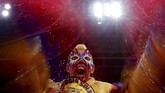 Pendukung timnas Kolombia berteriak di dalam Stadion Spartak, Moskow, sebelum laga 16 Besar melawan Inggris dimulai. (REUTERS/Maxim Shemetov)