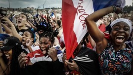 FOTO: Keriuhan Fan Prancis dan Kroasia di Final Piala Dunia