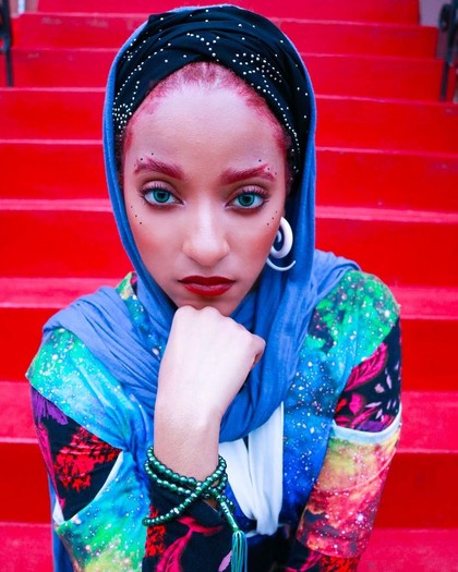 Foto: Uniknya Vlogger Hijab yang Hobi Warnai Alis, Biru 