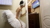 Seorang pebalet di Teater Mikhailovsky menyaksikan laga perempat final Piala Dunia 2018 antara Rusia melawan Kroasia. (REUTERS/Anton Vaganov)