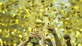 Kiper Prancis, Hugo Lloris, mengangkat trofi Piala Dunia tinggi-tinggi ketika merayakan keberhasilan negaranya menjadi juara. Di Stadion Luzhniki, Prancis untuk kali kedua dalam sejarah menjadi juara Piala Dunia. (REUTERS/Dylan Martinez)