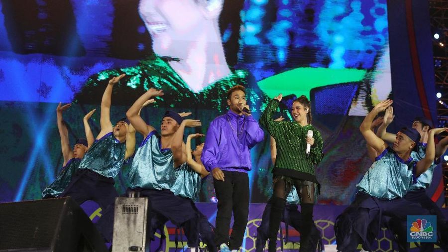 Selain Slank, Bunga Citra Lestari dan penyanyi dan grup band papan atas seperti Isyana Sarasvati, Coklat dan JFlow turut memeriahkan acara ini.