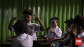 Para siswa-siswi baru saling bercengkrama di dalam kelas, pada hari pertama sekolah di SDN Kampung Melayu 01/02, Jatinegara, Jakarta Timur. (CNNIndonesia/Adhi Wicaksono).