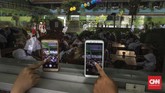 Sejumlah orang tua menggunakan ponsel untuk merekam kegiatan anak-anak mereka di hari pertama sekolah di SDN Kampung Melayu 01/02, Jatinegara, Jakarta Timur. (CNNIndonesia/Adhi Wicaksono).