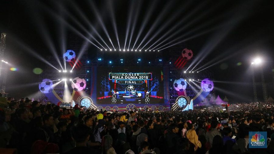 Selain Slank, Bunga Citra Lestari dan penyanyi dan grup band papan atas seperti Isyana Sarasvati, Coklat dan JFlow turut memeriahkan acara ini.