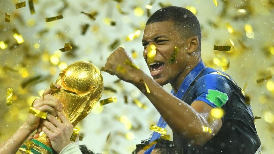 FIFA memberikan penghargaan kepada beberapa peserta yang berprestasi selama Piala Dunia 2018 berlangsung.