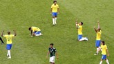Pemain Meksiko Carlos Vela tampak lunglai sementara bek Brasil Thiago Silva dan Marquinhos merayakan kemenangan setelah pertandingan di fase 16 Besar Piala Dunia 2018. (REUTERS/David Gray)