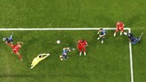 Pemain Prancis, Olivier Grioud, menghalau bola sembari dibayang-bayangi penyerang Belgia, Romelu Lukaku, dalam laga semifinal Piala Dunia 2018 yang digelar di Saint Petersburg. (REUTERS/Michael Dalder)