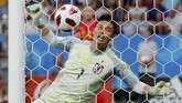 Pemain Belgia, Jan Vertonghen, mencetak gol pertama The Red Devils sementara kiper Jepang, Eiji Kawashima, tidak kuasa menghentikan laju bola. (REUTERS/Toru Hanai)