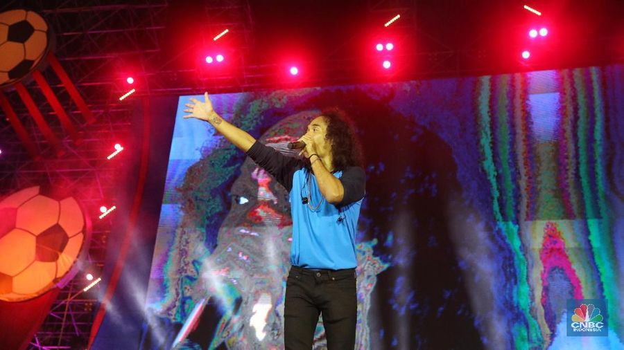 Selain Slank, Bunga Citra Lestari dan penyanyi dan grup band papan atas seperti Isyana Sarasvati, Coklat dan JFlow turut memeriahkan acara ini.