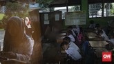 Sejumlah orang tua menunggu putra-putri mereka di hari pertama sekolah di SDN Kampung Melayu 01/02, Jatinegara, Jakarta Timur. (CNNIndonesia/Adhi Wicaksono).