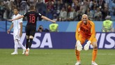 Kiper Argentina, Willy Caballero, terlihat terpukul karena penyerang Kroasia Ante Rebic berhasil membobol gawangnya di Stadion Nizhny Novgorod, Rusia. (REUTERS/Ivan Alvarado)