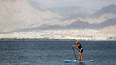 Seorang turis wanita melakukan kegiatan mendayung di Laut Merah, yang masuk dalam kawasan resor wisata Eilat, Israel.