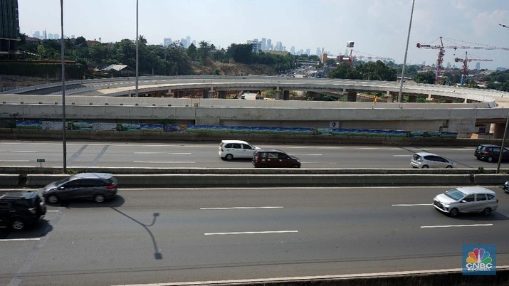 Progres Tol Desari yang Beroperasi Bulan Ini Kendaraan melintas di samping area pembangunan Tol Depok-Antasari (Desari), Jakarta, Rabu (20/6/2018).
Ruas Desari seksi 1A dengan panjang 5,8 kilometer tersebut rencana akan mulai beroperasi Juli mendatang, dan ditargetkan dalam satu hari dilalui 30.000 mobil. (CNBC Indonesia/Muhammad Sabki)