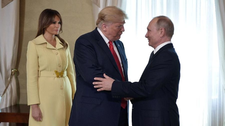 Tindakan tersebut melanggar sanksi yang AS kenakan ke Moscow karena ikut campur di dalam pemilu kepresidenan AS tahun 2016, sesuatu yang ditampik oleh Rusia.