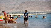 Kawasan resor Eilat memikat turis asal benua Eropa yang banyak datang saat negaranya dilanda musim dingin, alias akhir tahun.