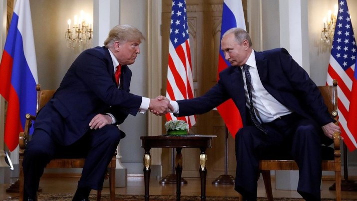 U.S. President Donald Trump and Russia's President Vladimir Putin shake hands as they meet in Helsinki, Finland July 16, 2018. REUTERS/Kevin Lamarque     TPX IMAGES OF THE DAY