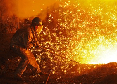 Baja An employee works next to molten iron at a steel mill of Dongbei Special Steel in Dalian, Liaoning province, China July 17, 2018. REUTERS/Stringer ATTENTION EDITORS - THIS IMAGE WAS PROVIDED BY A THIRD PARTY. CHINA OUT.