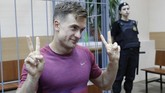 Pyotr Verzilov mengakui bertanggung jawab atas aksi menerobos laga final Piala Dunia 2018 pada persidangan di Moskow. Ini bukan kali pertama para personel band Pussy Riot melakukan aksi mereka. (REUTERS/Sergei Karpukhin)