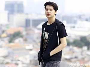 Jadi Wibu di Film Dosen Ghaib Bikin Endy Arfian Merasa Tertantang