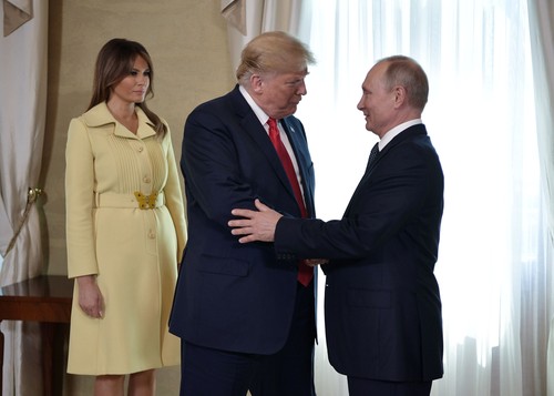 Viral, Wajah Takut Melania Trump Setelah Bersalaman dengan Putin Viral, Wajah Takut Melania Trump Setelah Bersalaman dengan Putin