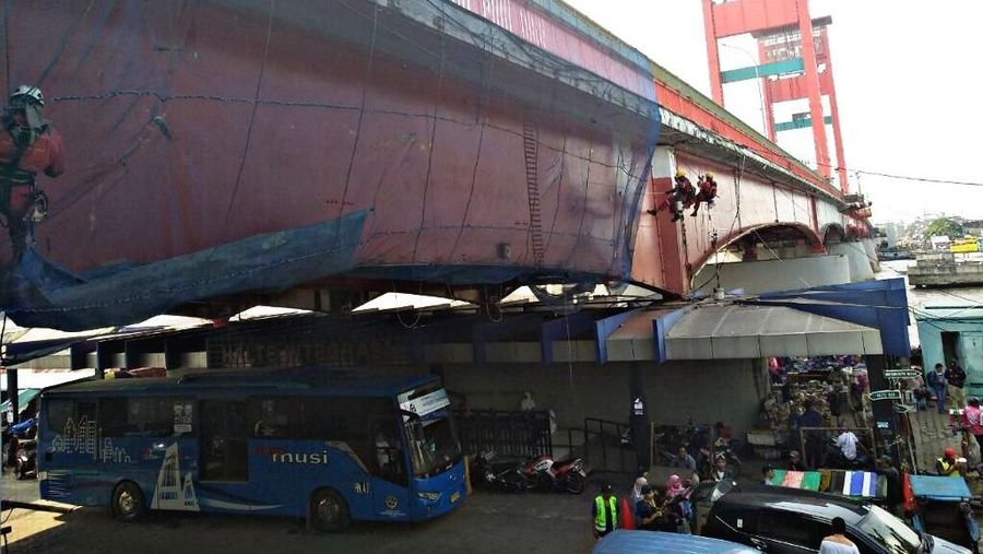 Rehabilitasi Jembatan Ampera akan rampung seluruhnya pada November 2018 dengan nilai kontrak sebesar Rp 17,7 miliar.