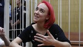 Anggota Pussy Riot, Olga Kurachyova yang sempat bertemu dan 'tos' dengan penyerang Prancis, Kylian Mbappe di final Piala Dunia 2018. Pussy Riot dikenal sebagai band punk yang anti pemerintah Rusia. (REUTERS/Sergei Karpukhin)